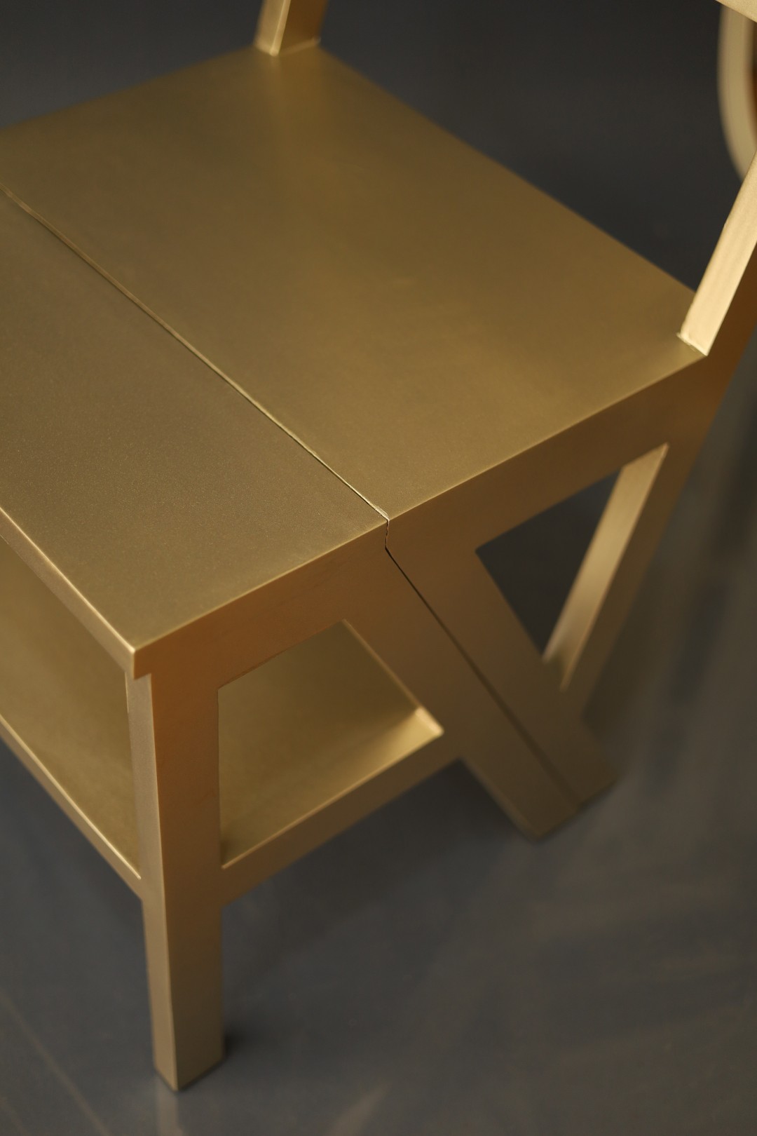 Gold-finished seat detail of the gilded step chair