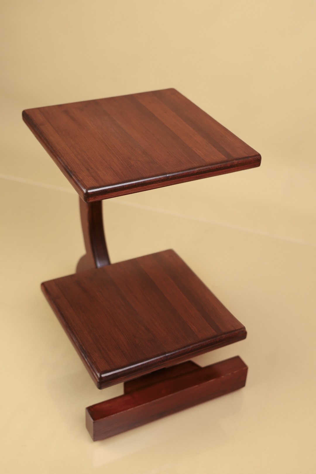 Two-tier occasional table with squared tops on a curved base
