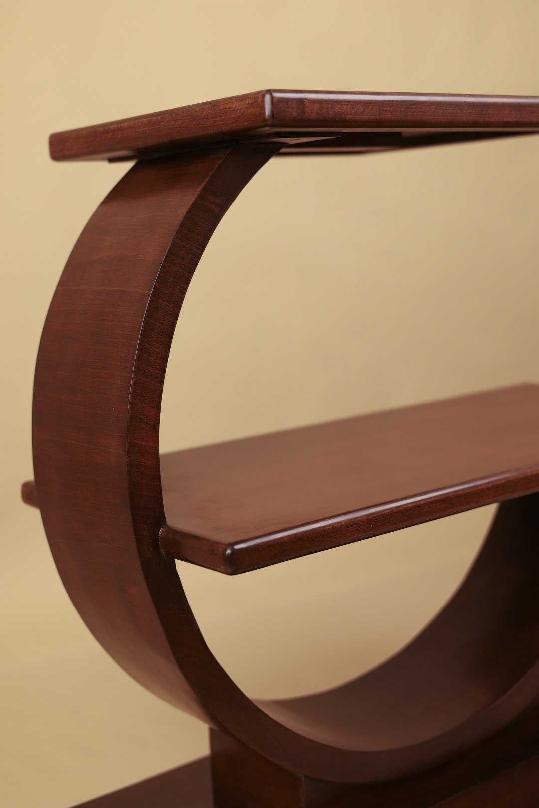 Curved support of the round side table
