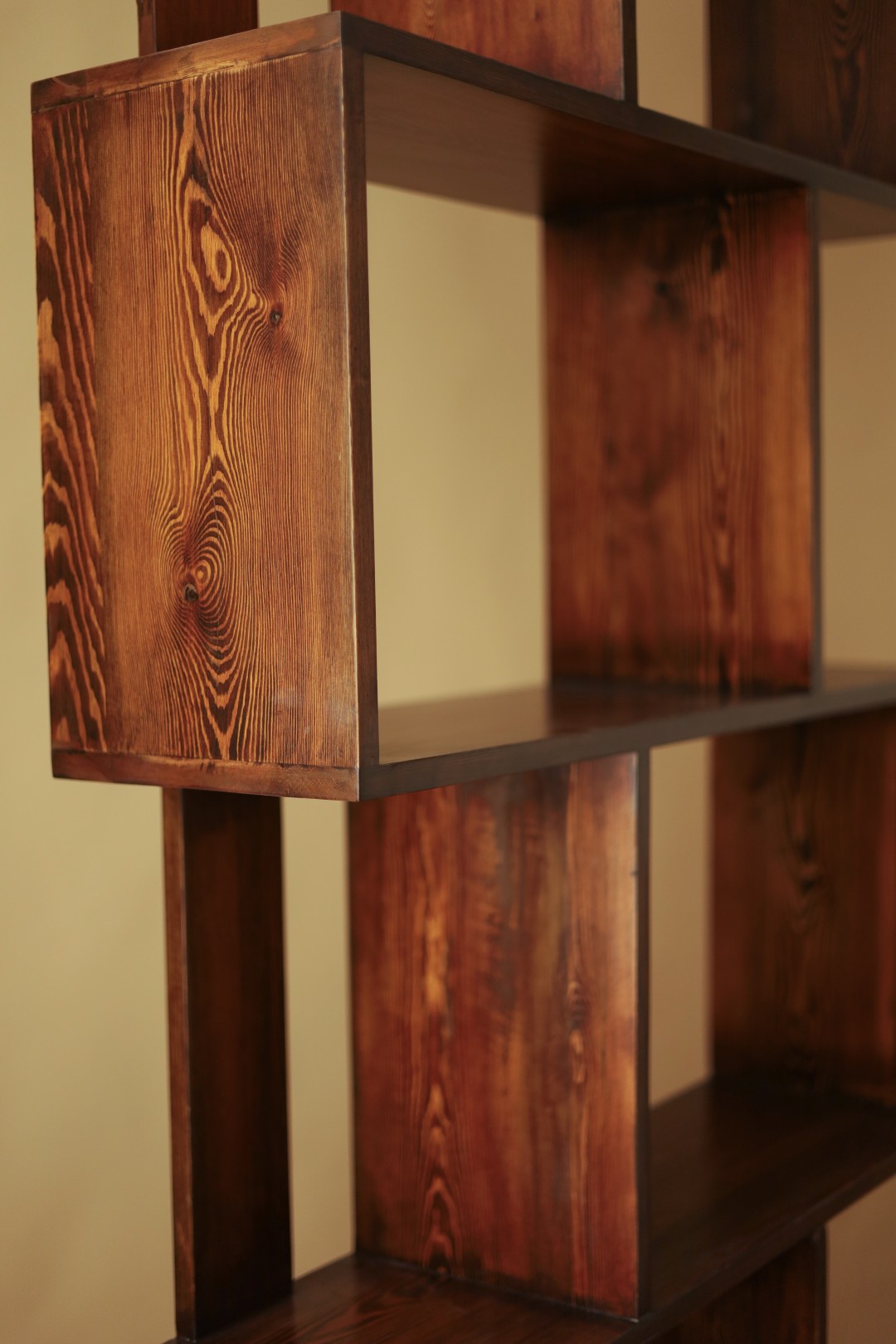 Grain and box joint of the pine shelving unit